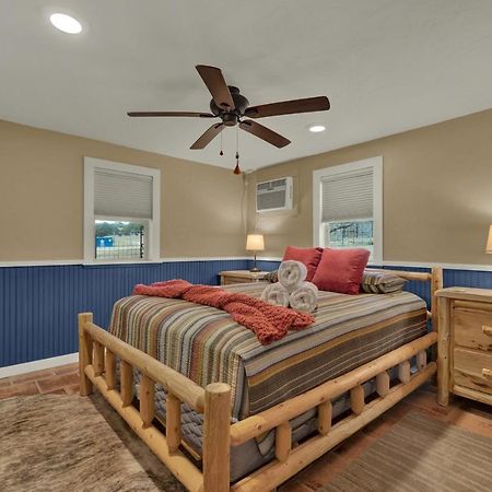 Ohana Ranch Cabin - 12 Minutes To Historic Main St Фредериксбург Екстериор снимка