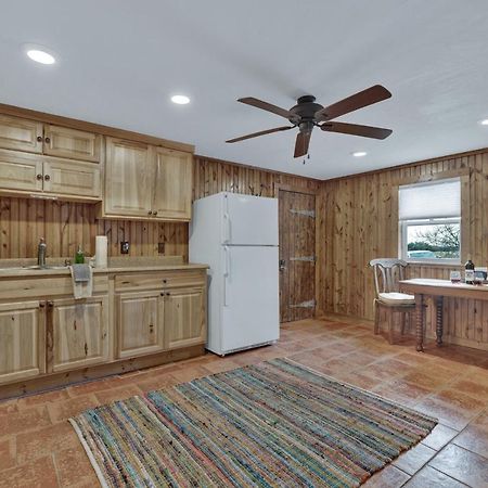 Ohana Ranch Cabin - 12 Minutes To Historic Main St Фредериксбург Екстериор снимка