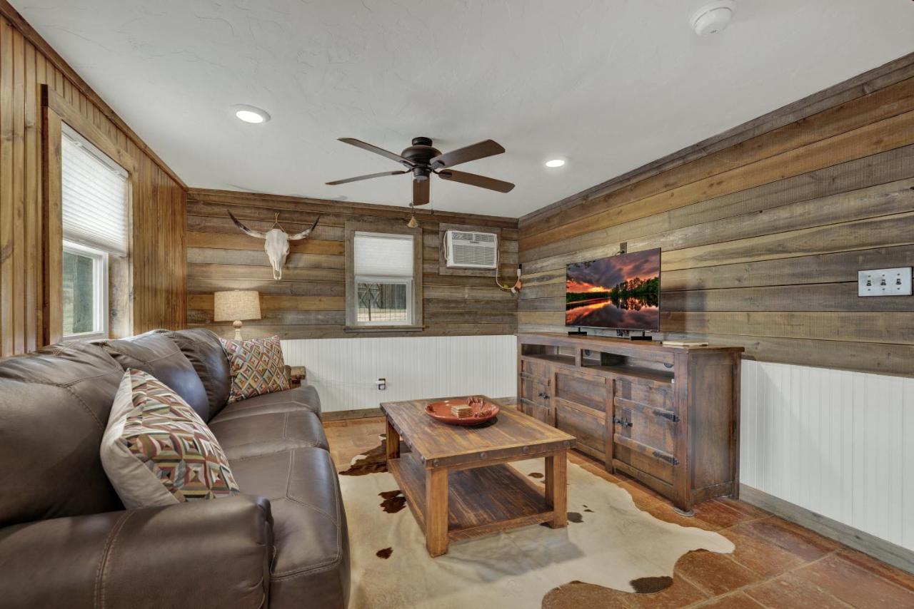 Ohana Ranch Cabin - 12 Minutes To Historic Main St Фредериксбург Екстериор снимка