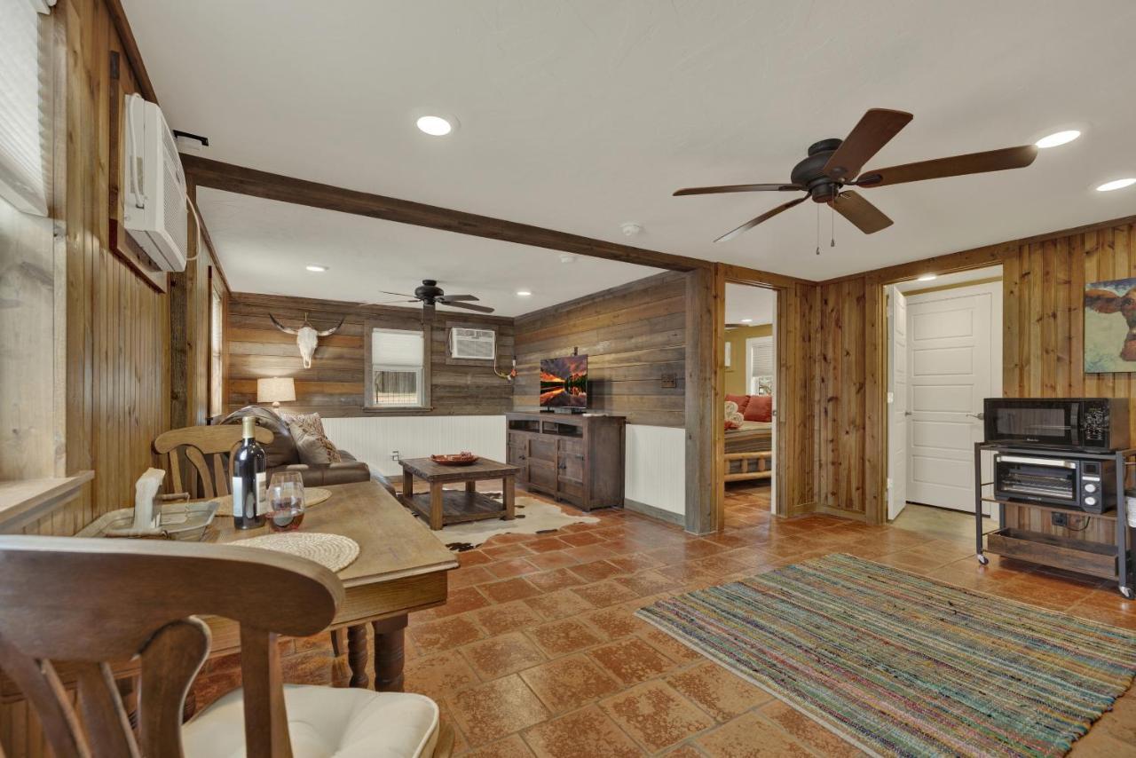 Ohana Ranch Cabin - 12 Minutes To Historic Main St Фредериксбург Екстериор снимка