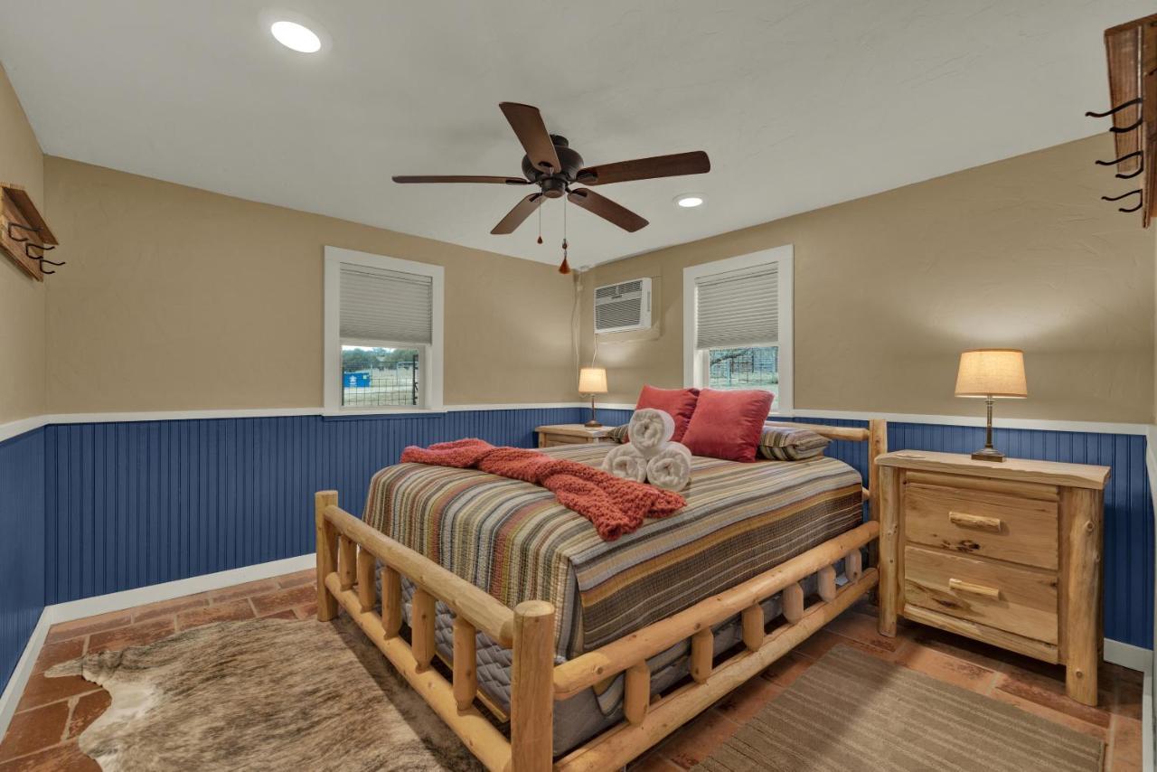 Ohana Ranch Cabin - 12 Minutes To Historic Main St Фредериксбург Екстериор снимка