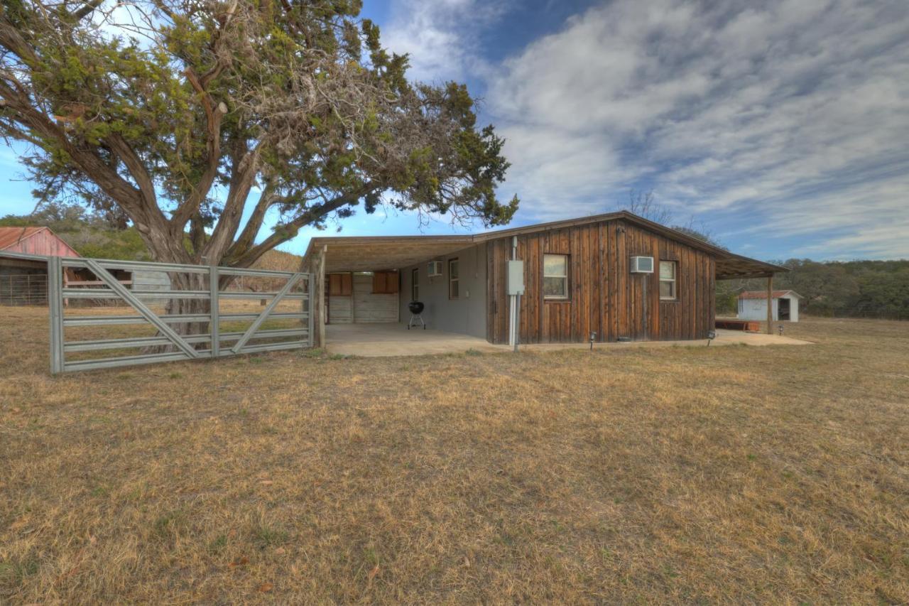 Ohana Ranch Cabin - 12 Minutes To Historic Main St Фредериксбург Екстериор снимка
