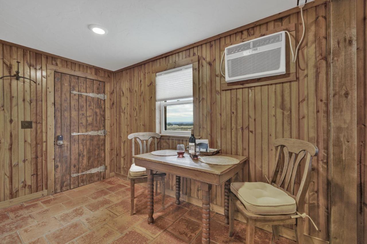 Ohana Ranch Cabin - 12 Minutes To Historic Main St Фредериксбург Екстериор снимка