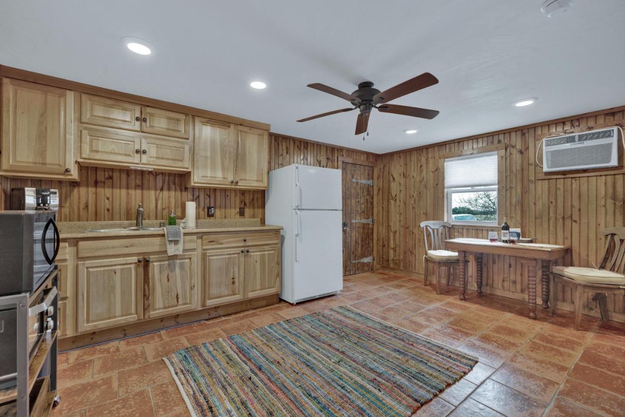 Ohana Ranch Cabin - 12 Minutes To Historic Main St Фредериксбург Екстериор снимка