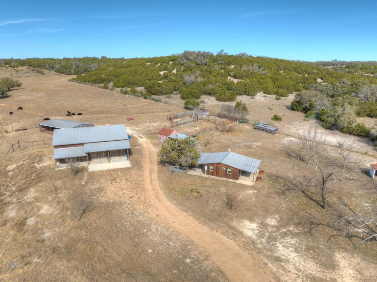 Ohana Ranch Cabin - 12 Minutes To Historic Main St Фредериксбург Екстериор снимка
