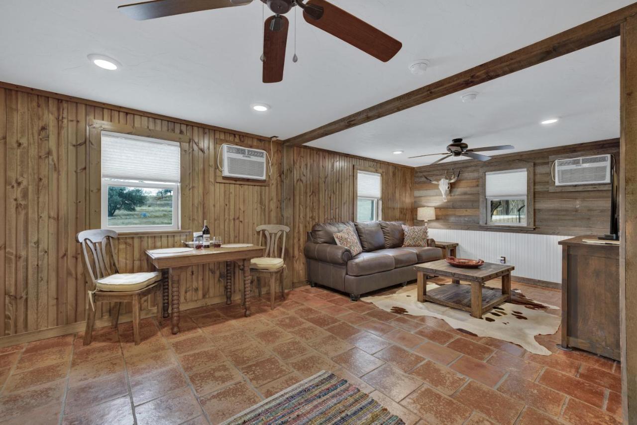 Ohana Ranch Cabin - 12 Minutes To Historic Main St Фредериксбург Екстериор снимка