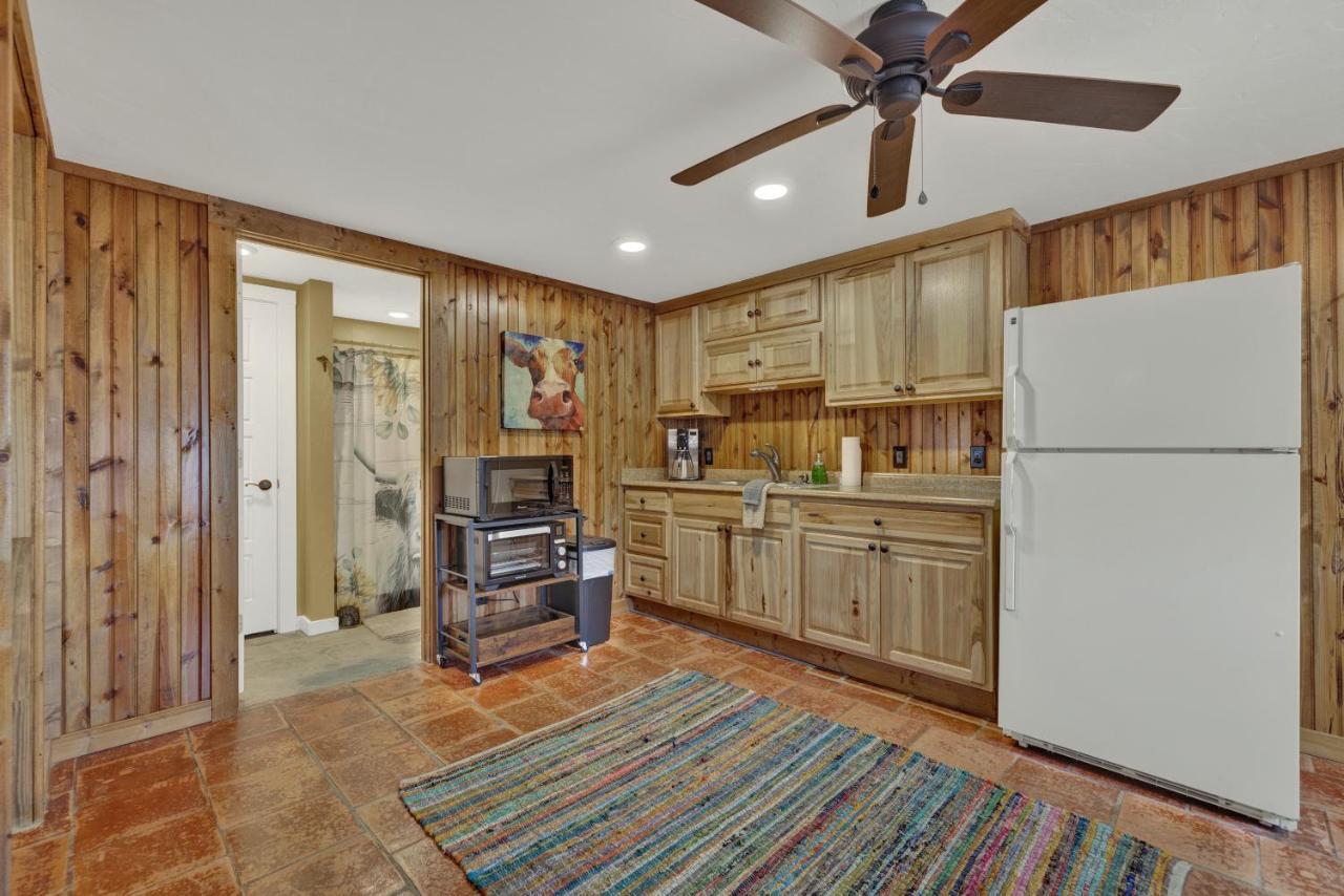 Ohana Ranch Cabin - 12 Minutes To Historic Main St Фредериксбург Екстериор снимка
